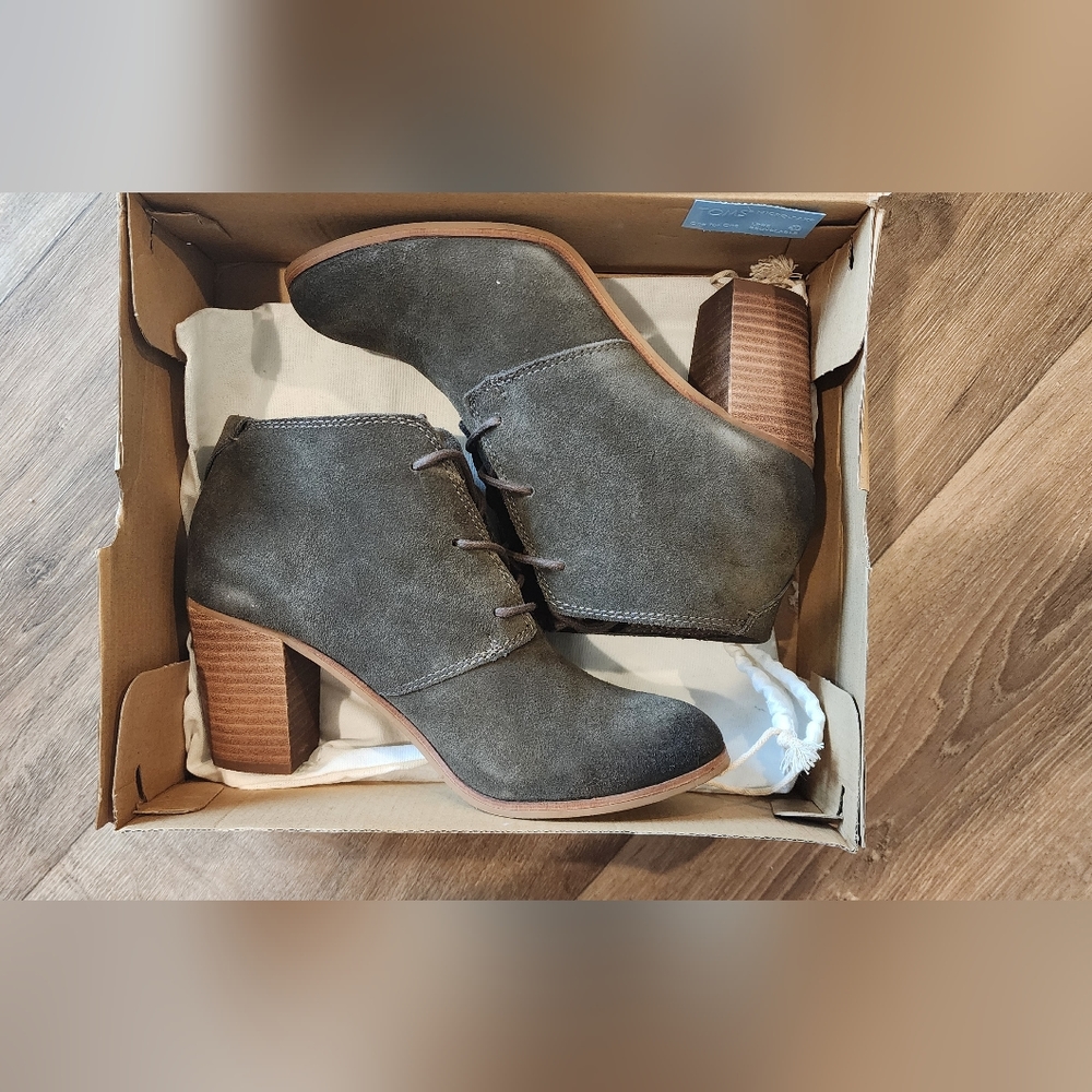 Tom's suede boots👢